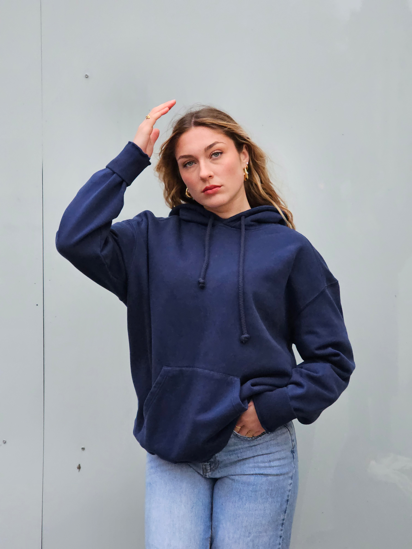 Sweat à capuche bleu marine Lynx Studios porté